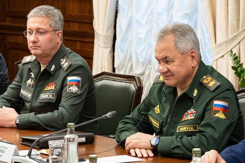 Russlands Verteidigungsminister Sergej Schoigu (rechts) und sein Stellvertreter Timur Iwanow
