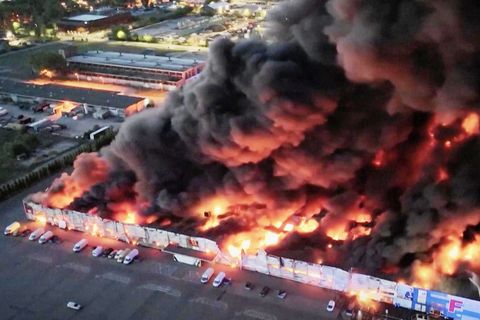Feuer-Inferno: Großbrand in Polen zerstört 1400 Shops (Video)