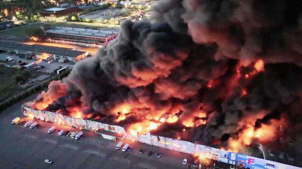 Feuer-Inferno: Großbrand in Polen zerstört 1400 Shops (Video)