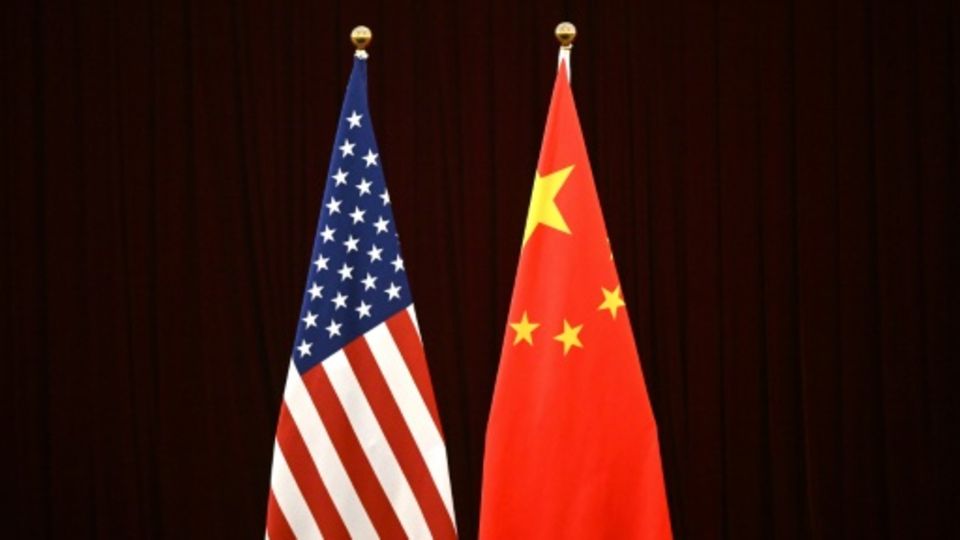 US- und chinesische Flagge