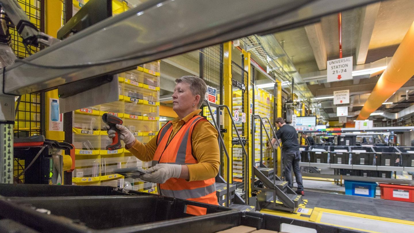 Amazon-Beschäftigte scannt Produkte im Warenlager ein