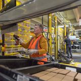 Amazon-Beschäftigte scannt Produkte im Warenlager ein