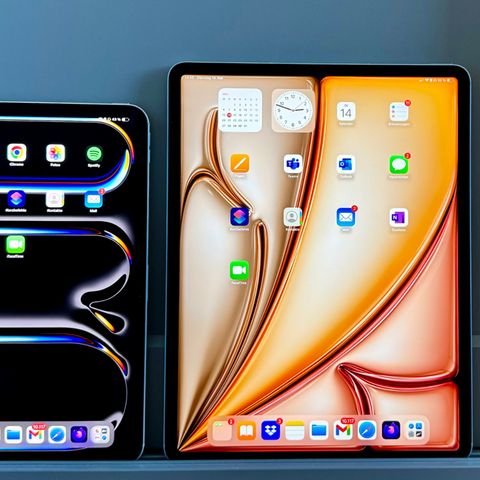 iPad Pro (links) und iPad Air stehen an eine Wand gelehnt iPad Pro (links) und iPad Air stehen an eine Wand gelehnt