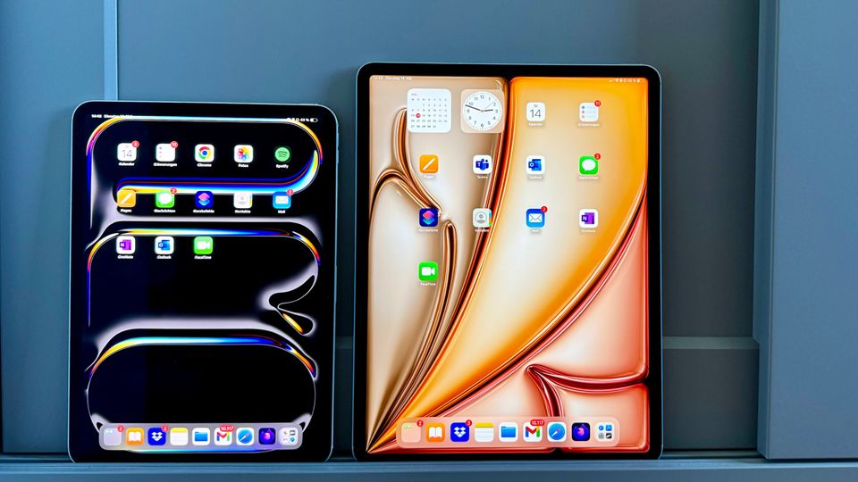 iPad Pro (links) und iPad Air stehen an eine Wand gelehnt