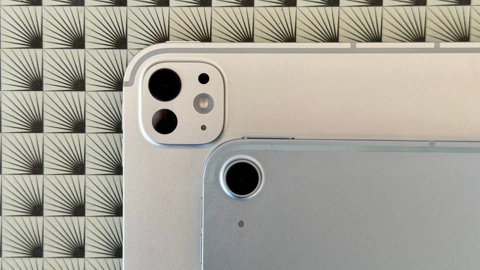 Statt der Ultraweitwinkel bringt das iPad pro (hinten) nun einen sogenannten True Tone Blitz mit. Das iPad Air (hier das blaue Modell) behält die einfache Kamera