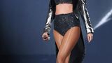Taylor Swift in einem schwarzen, glitzernden Top, einer Hose und einem Mantel