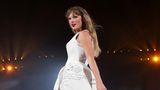Taylor Swift in einem weißen Kleid von Vivienne Westwood