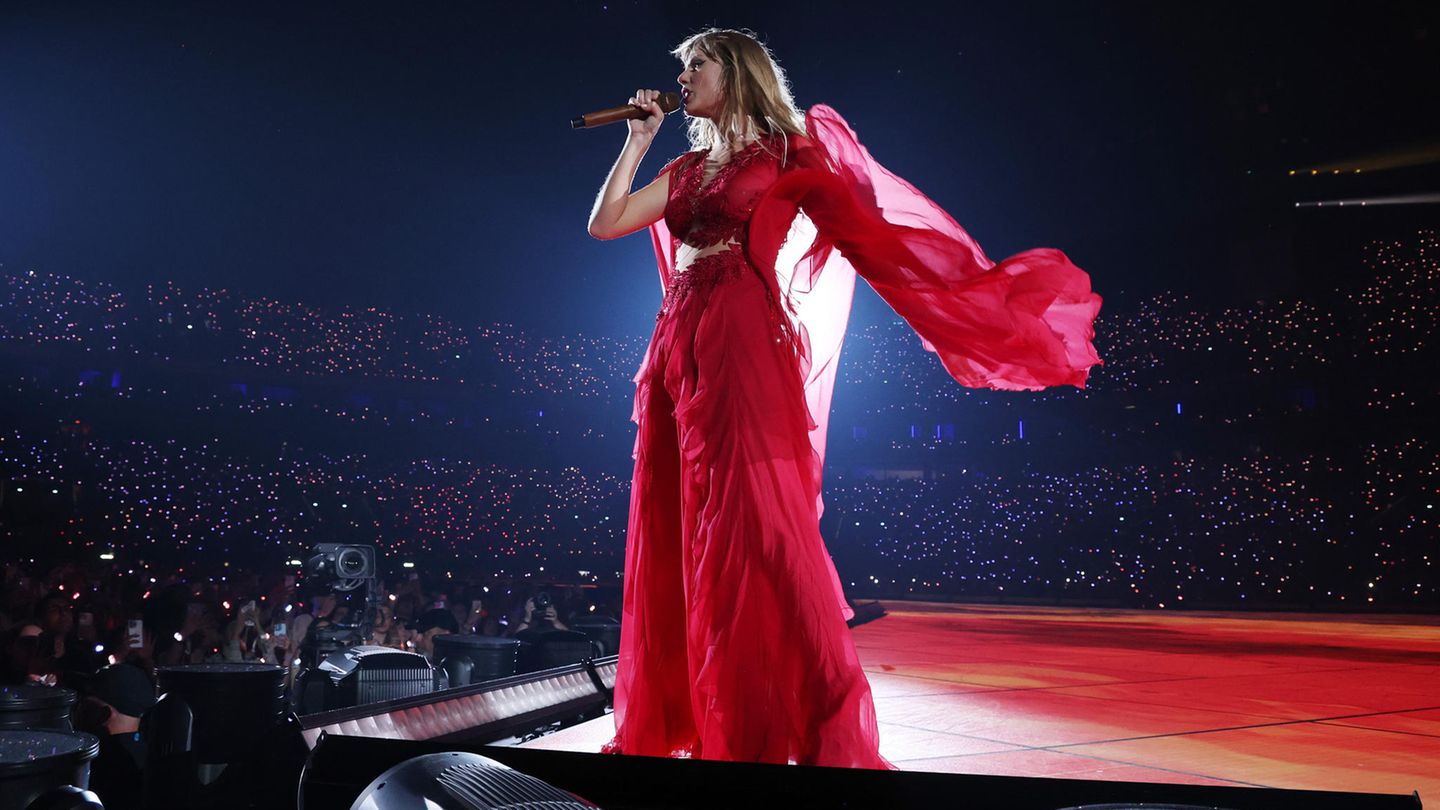 Taylor Swift in einem roten Kleid auf der Bühne