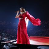 Taylor Swift in einem roten Kleid auf der Bühne
