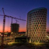 Ein Kran neben einem Hochhaus in Sofia