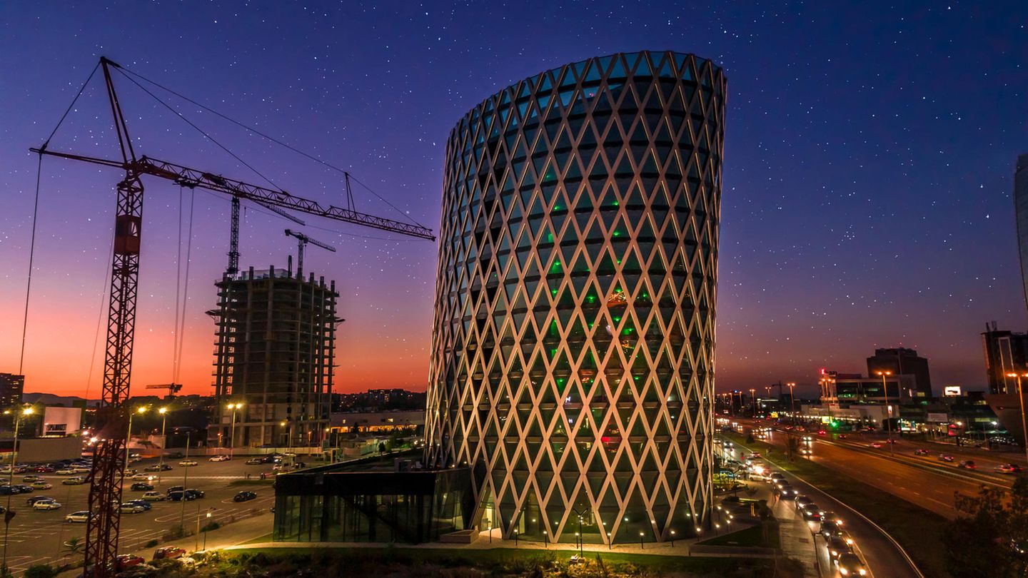 Ein Kran neben einem Hochhaus in Sofia Ein Kran neben einem Hochhaus in Sofia