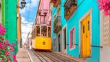 Eine Straßenbahn fährt durch Lissabon