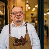 Ein Friseur in Spanien vor seinem Geschäft
