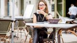 Eine Frau trinkt einen Kaffee in Paris