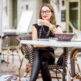 Eine Frau trinkt einen Kaffee in Paris