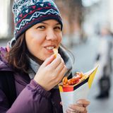 Eine Frau isst Pommes frites