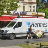 Ein Mann schiebt Pakete auf einem Wagen