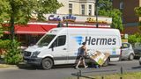 Ein Mann schiebt Pakete auf einem Wagen