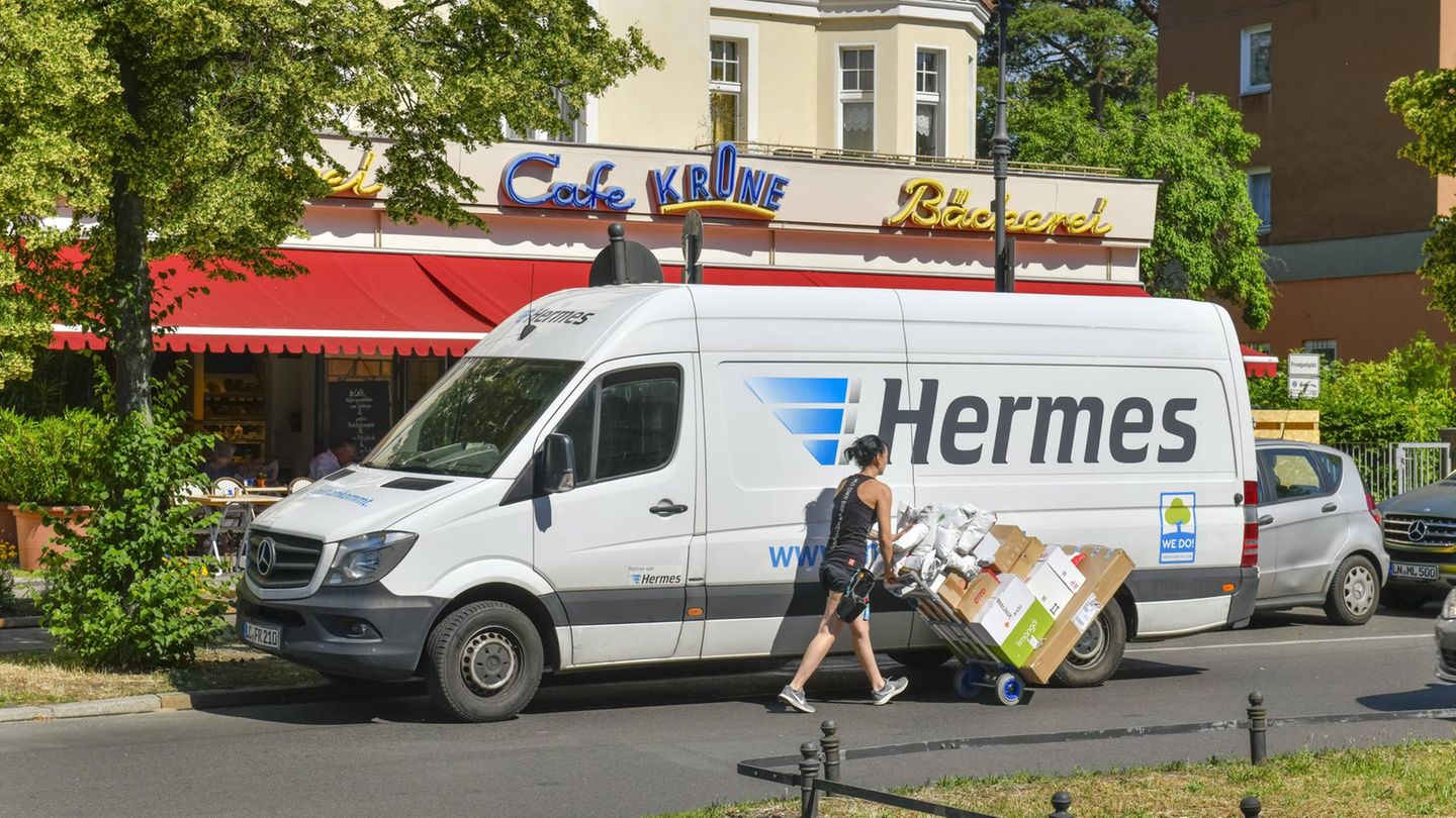 Ein Mann schiebt Pakete auf einem Wagen