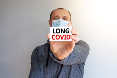 Von Long Covid spricht man, wenn Beschwerden mindestens vier Wochen nach einer Corona-Infektion anhalten. Zu den häufigsten zählen die Fatigue, eine schwere körperliche und geistige Erschöpfung, kognitive Einschränkungen, Muskelschmerzen, Luftnot, Schlafstörungen oder Herzrasen.