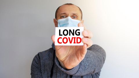 Von Long Covid spricht man, wenn Beschwerden mindestens vier Wochen nach einer Corona-Infektion anhalten. Zu den häufigsten zählen die Fatigue, eine schwere körperliche und geistige Erschöpfung, kognitive Einschränkungen, Muskelschmerzen, Luftnot, Schlafstörungen oder Herzrasen.