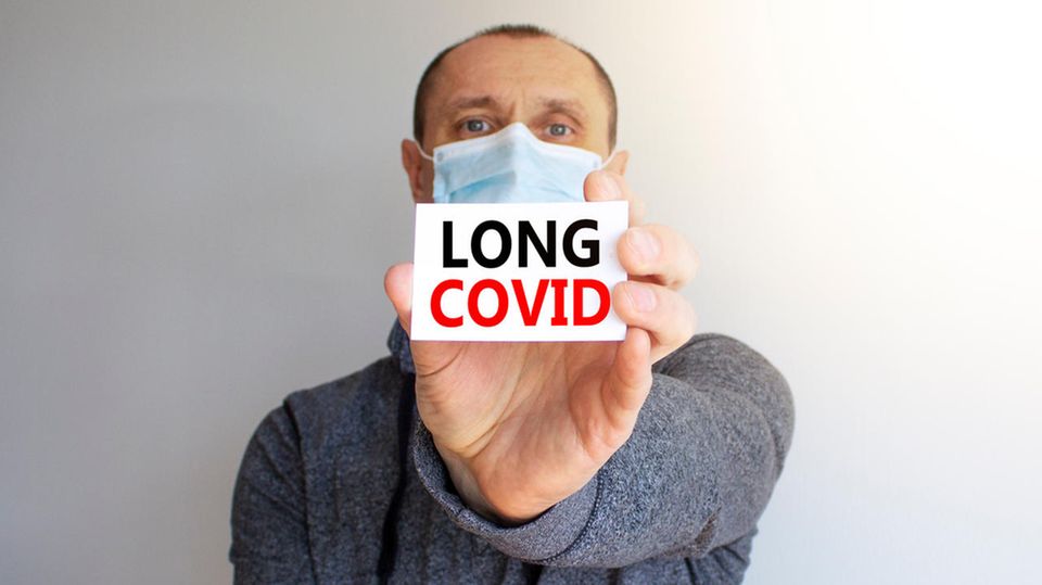 Von Long Covid spricht man, wenn Beschwerden mindestens vier Wochen nach einer Corona-Infektion anhalten. Zu den häufigsten zählen die Fatigue, eine schwere körperliche und geistige Erschöpfung, kognitive Einschränkungen, Muskelschmerzen, Luftnot, Schlafstörungen oder Herzrasen.