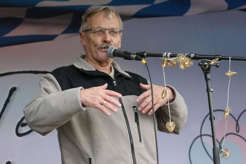 Der mutmaßliche "Reichsbürger" Maximilian Eder spricht bei einer Kundgebung in Nürnberg