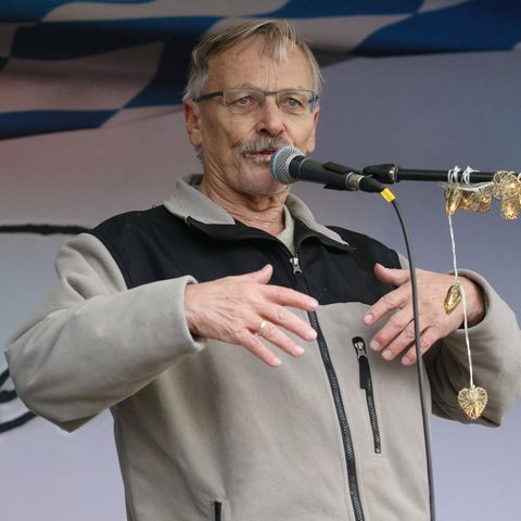 Der mutmaßliche "Reichsbürger" Maximilian Eder spricht bei einer Kundgebung in Nürnberg