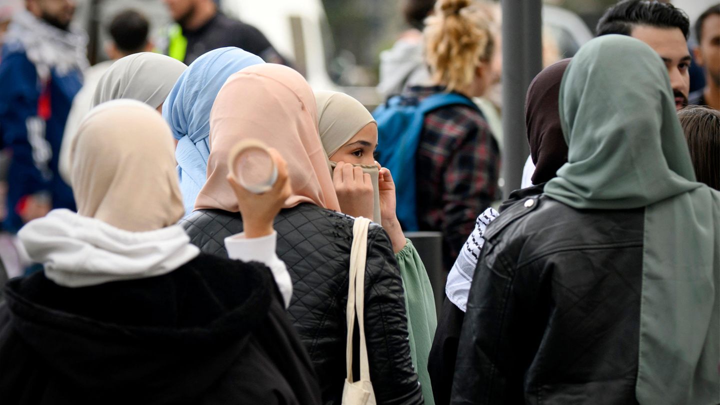 Junge Frau trägt einen Niqab