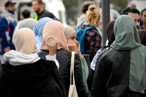 Junge Frau trägt eine Niqab
