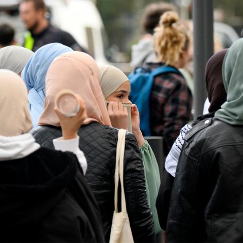 Junge Frau trägt eine Niqab