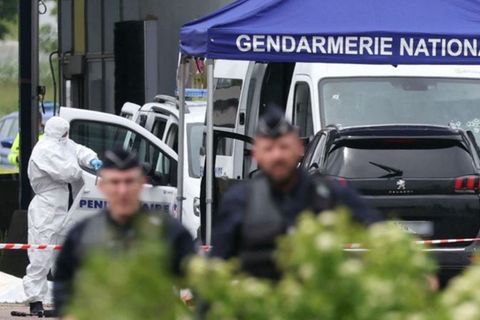 Gerichtsmediziner und Polizisten am Ort des Angriffs an einer Mautstelle im Norden Frankreichs