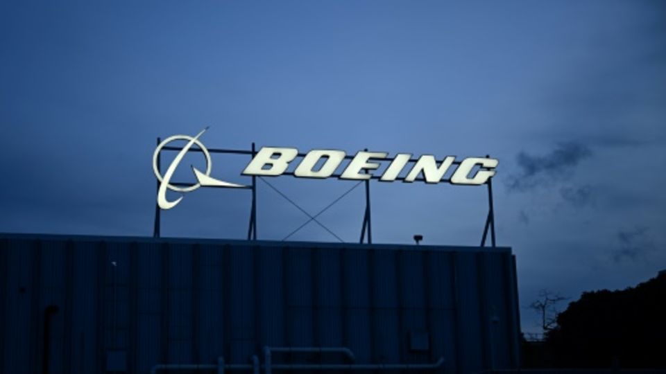 Logo von Boeing an einem Bürogebäude in El Segundo