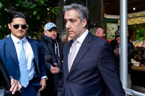 Michael Cohen, ehemaliger Anwalt von Donald Trump, verlässt sein Wohnhaus und macht sich auf den Weg zum Strafgericht in Manhattan