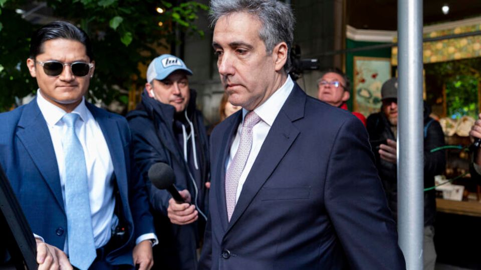 Michael Cohen, ehemaliger Anwalt von Donald Trump, verlässt sein Wohnhaus und macht sich auf den Weg zum Strafgericht in Manhattan