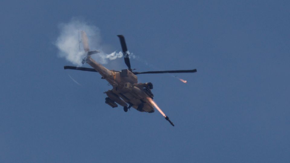 Ein israelischer Apache-Hubschrauber feuert Raketen auf den Gazastreifen ab