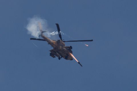Ein israelischer Apache-Hubschrauber feuert Raketen auf den Gazastreifen ab