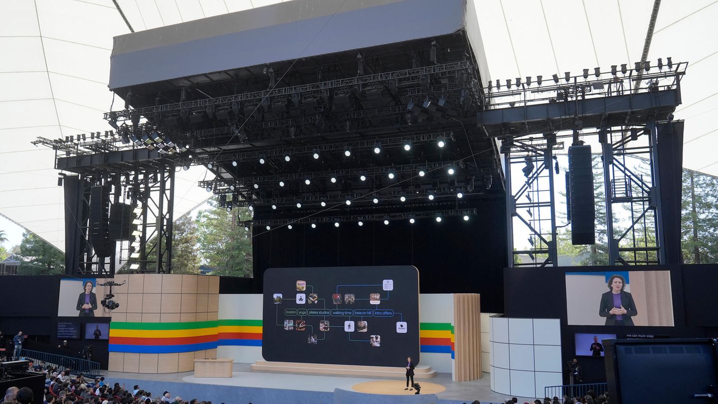Liz Reid, Leiterin der Google-Suche, spricht auf einer Google I/O-Veranstaltung in Mountain View