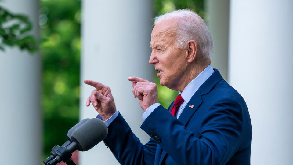US-Präsident Joe Biden steht an einem Rednerpult und weist mit beiden Zeigefingern ins Publikum