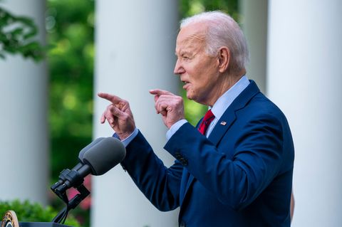 US-Präsident Joe Biden steht an einem Rednerpult und weist mit beiden Zeigefingern ins Publikum