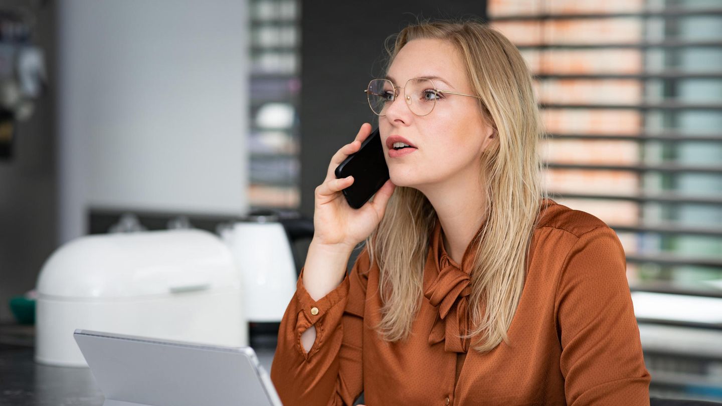 Frau telefoniert in ihrem Heimbüro