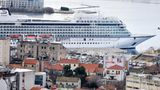 Ein Kreuzfahrtschiff im Hafen von  Sibenik in Kroatien