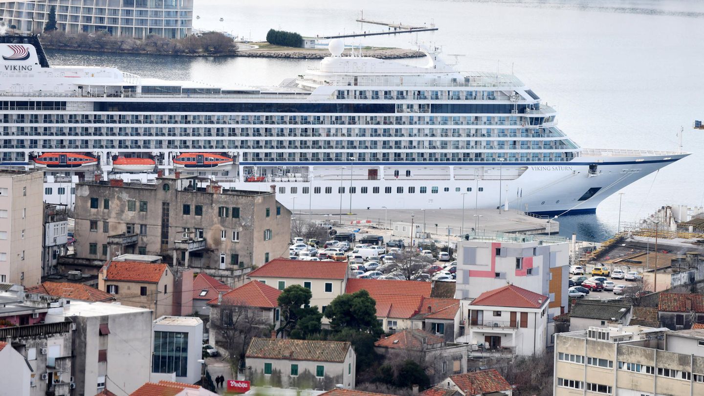 Ein Kreuzfahrtschiff im Hafen von  Sibenik in Kroatien