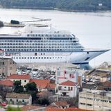 Ein Kreuzfahrtschiff im Hafen von  Sibenik in Kroatien