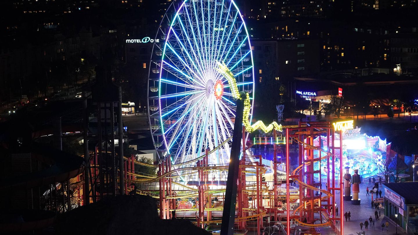 Der Prater in Wien bei Nacht mit dem hell erleuchteten Riesenrad