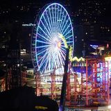 Der Prater in Wien bei Nacht mit dem hell erleuchteten Riesenrad