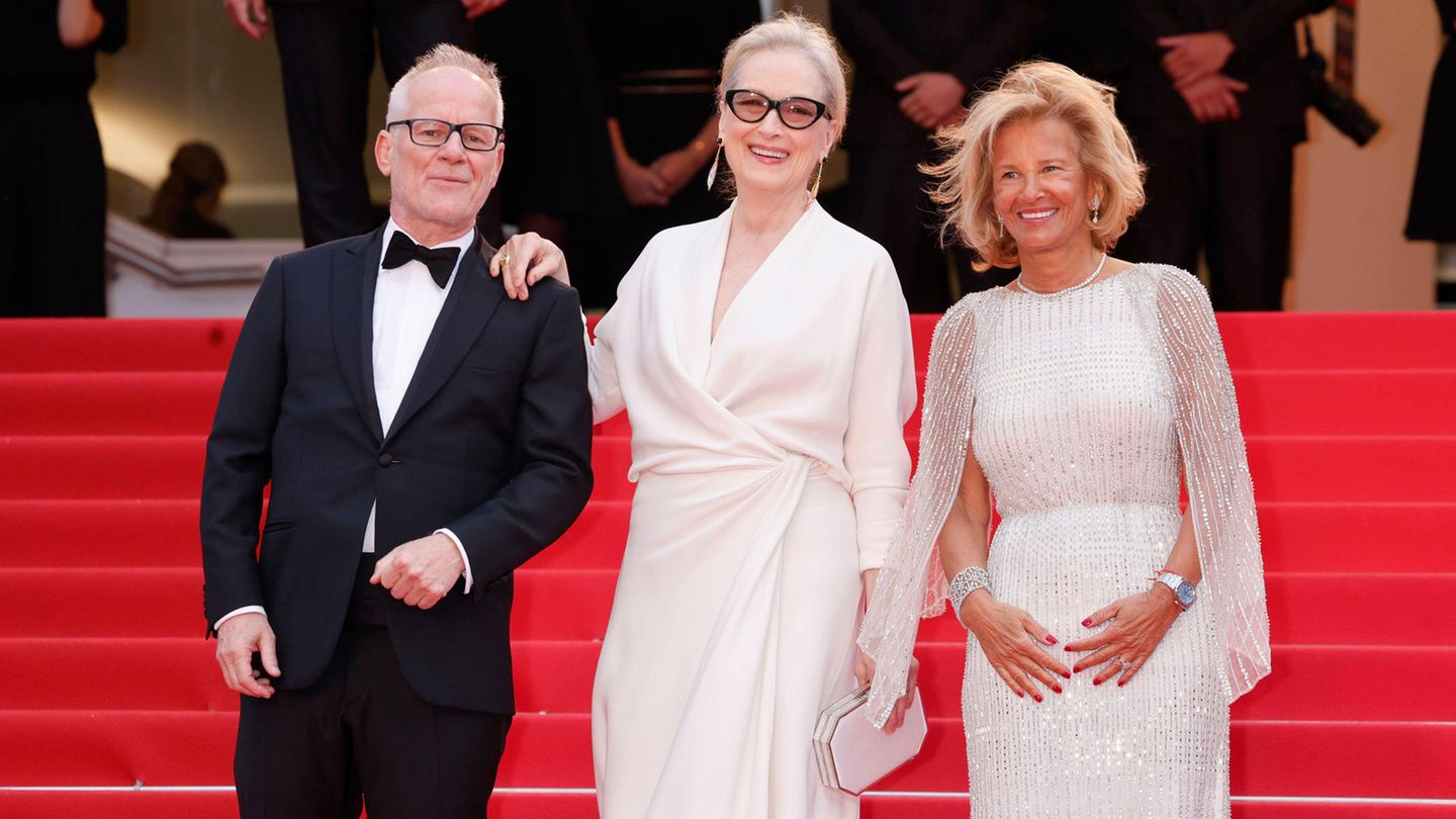 Eröffnung Filmfestspiele Cannes Thierry Frémaux, Meryl Streep, Iris Knobloch auf dem Roten Teppich in Cannes