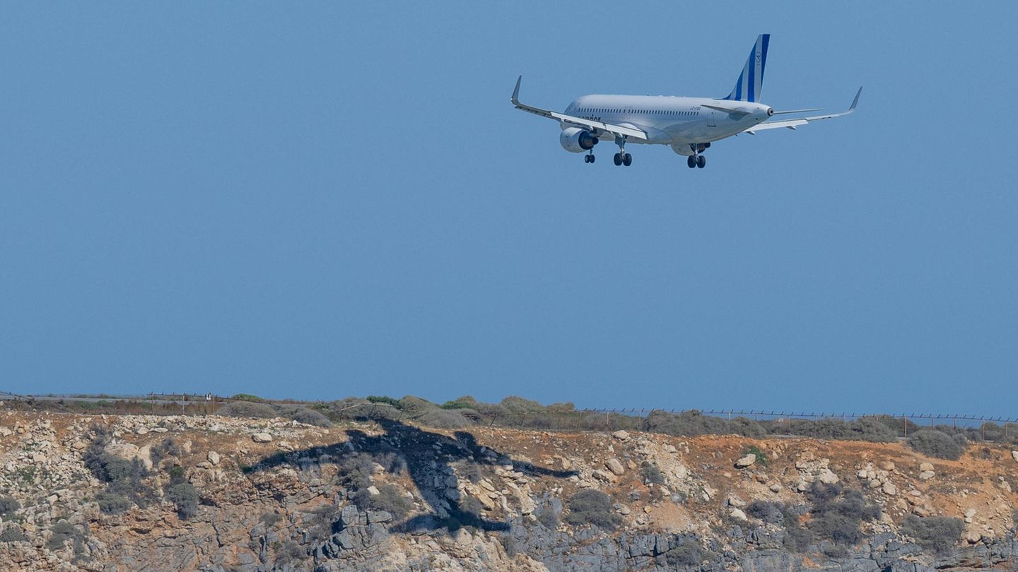 Ein Flugzeug wirft beim Anfluf auf Kreta einen Schatten auf einem Felsen