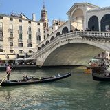 Eine Gondel unter einer Brücke in Venedig