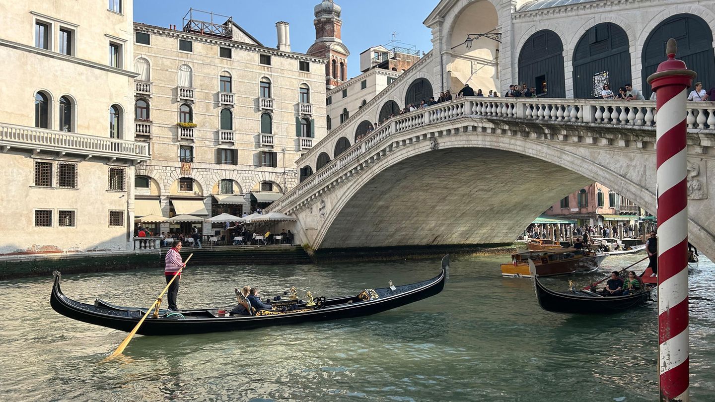 Eine Gondel unter einer Brücke in Venedig